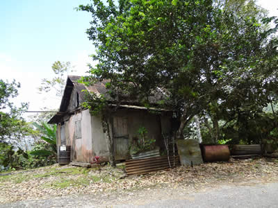 An old house along the Brasso Seco main road